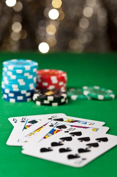 Pretty Gaming blackjack round on gilaslot88 showing live dealer, player cards, betting controls, and interactive side-feature panel